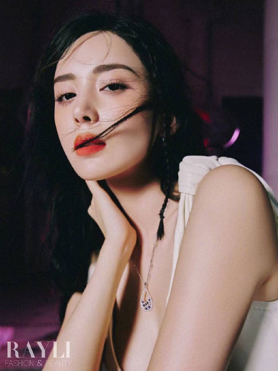 古力娜扎微醺感眷恋妆容写真超冷艳！坐粉色地毯上性感撩人