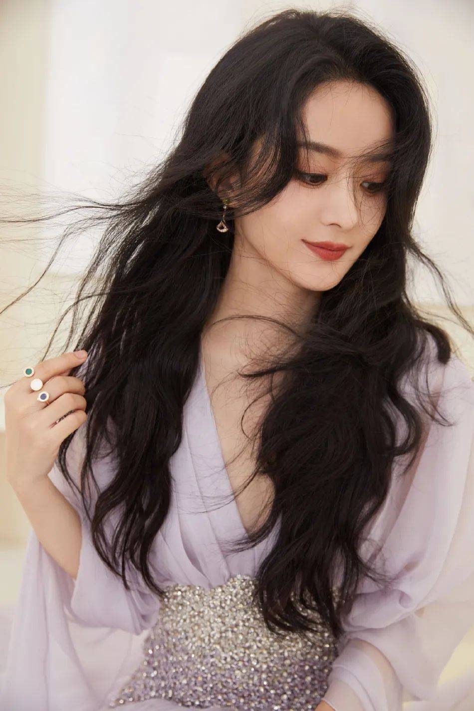 赵丽颖穿薄纱长裙优雅靓丽！单手撩起美得让人窒息