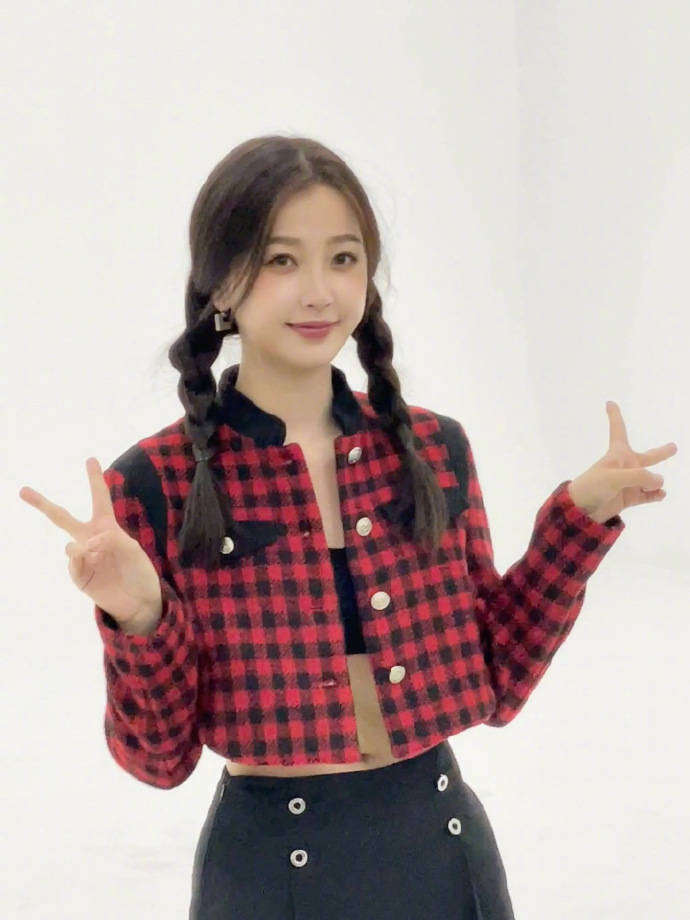 虞书欣穿短款露腰上衣大秀纤腰!肤白貌美性感撩人