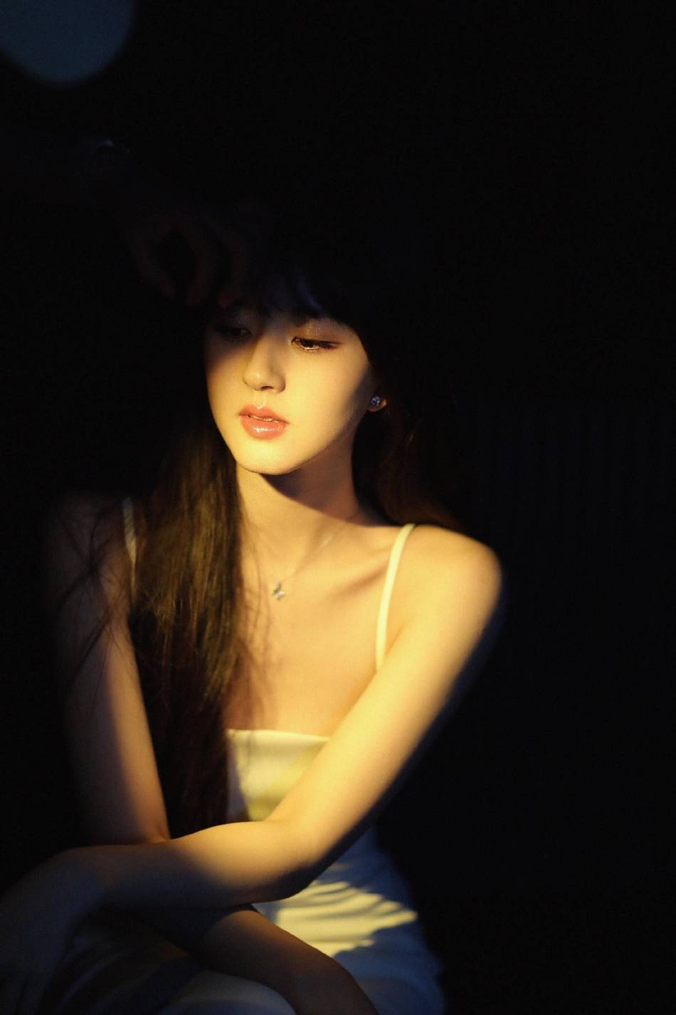 赵露思穿吊带白裙露香肩大美腿!灵气可爱娇艳动人