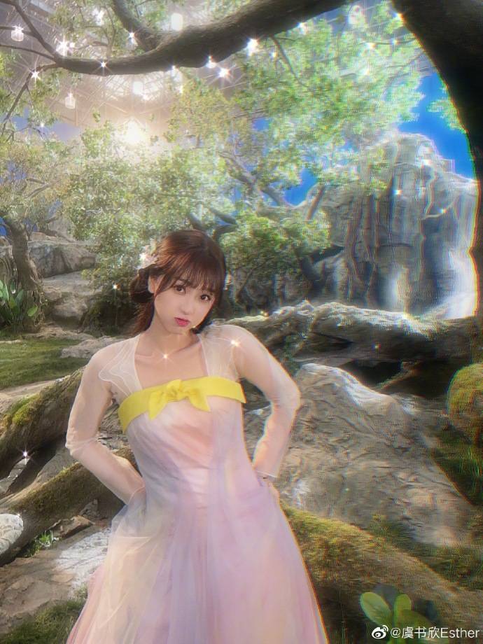 虞书欣发《苍兰诀》卖萌美图!娇憨可人美呆了