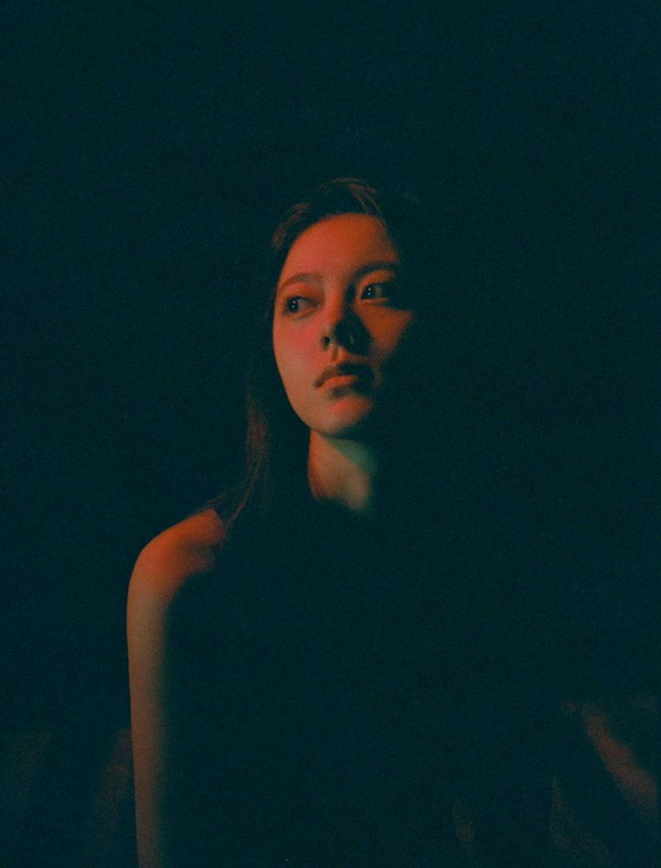 赵今麦黑色无袖背心大秀香肩!20岁生日氛围感写真魅力十足