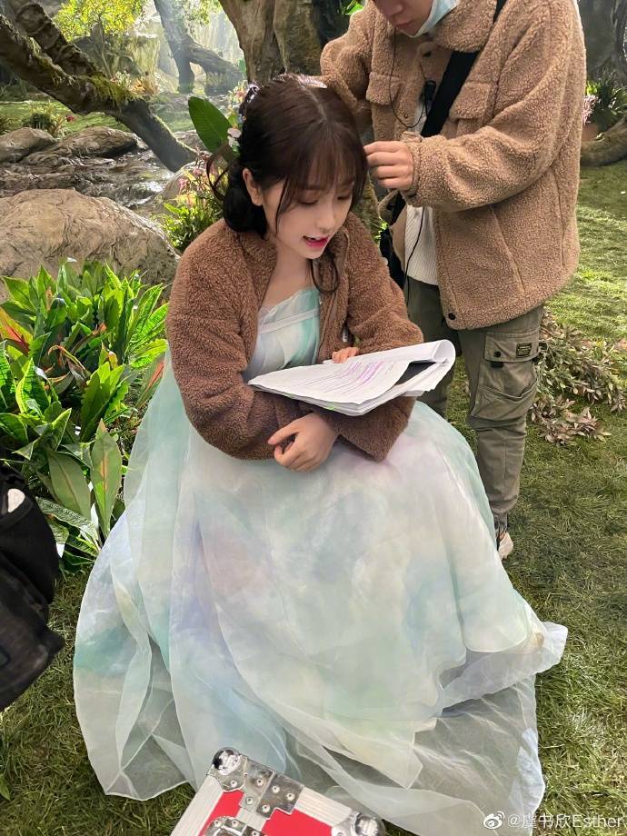 虞书欣发《苍兰诀》卖萌美图!娇憨可人美呆了