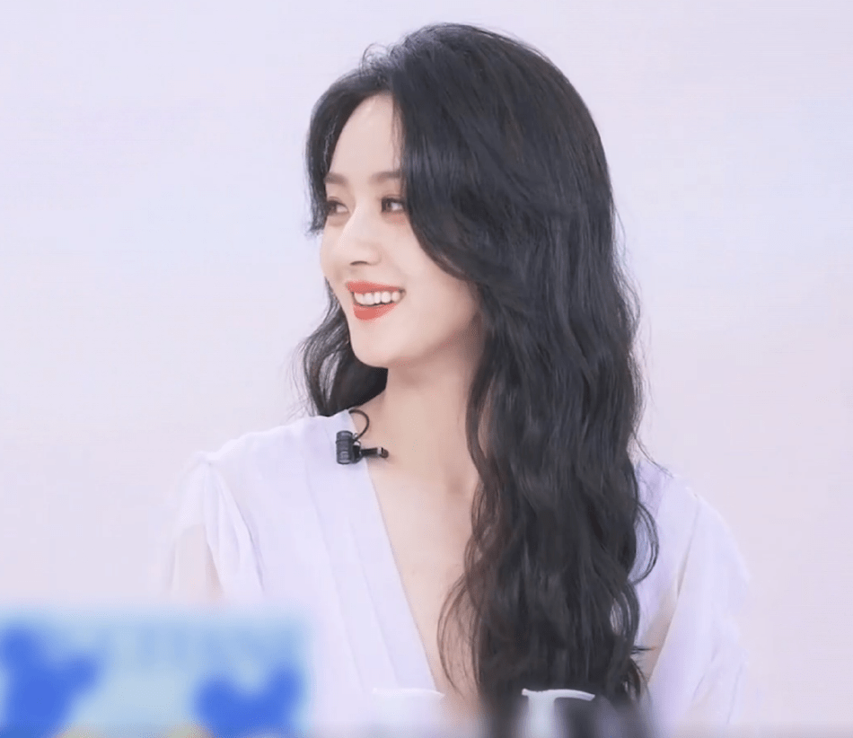 赵丽颖穿薄纱长裙优雅靓丽！单手撩起美得让人窒息