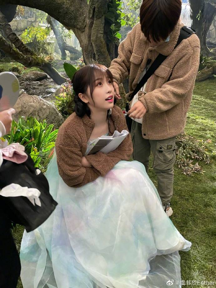 虞书欣发《苍兰诀》卖萌美图!娇憨可人美呆了
