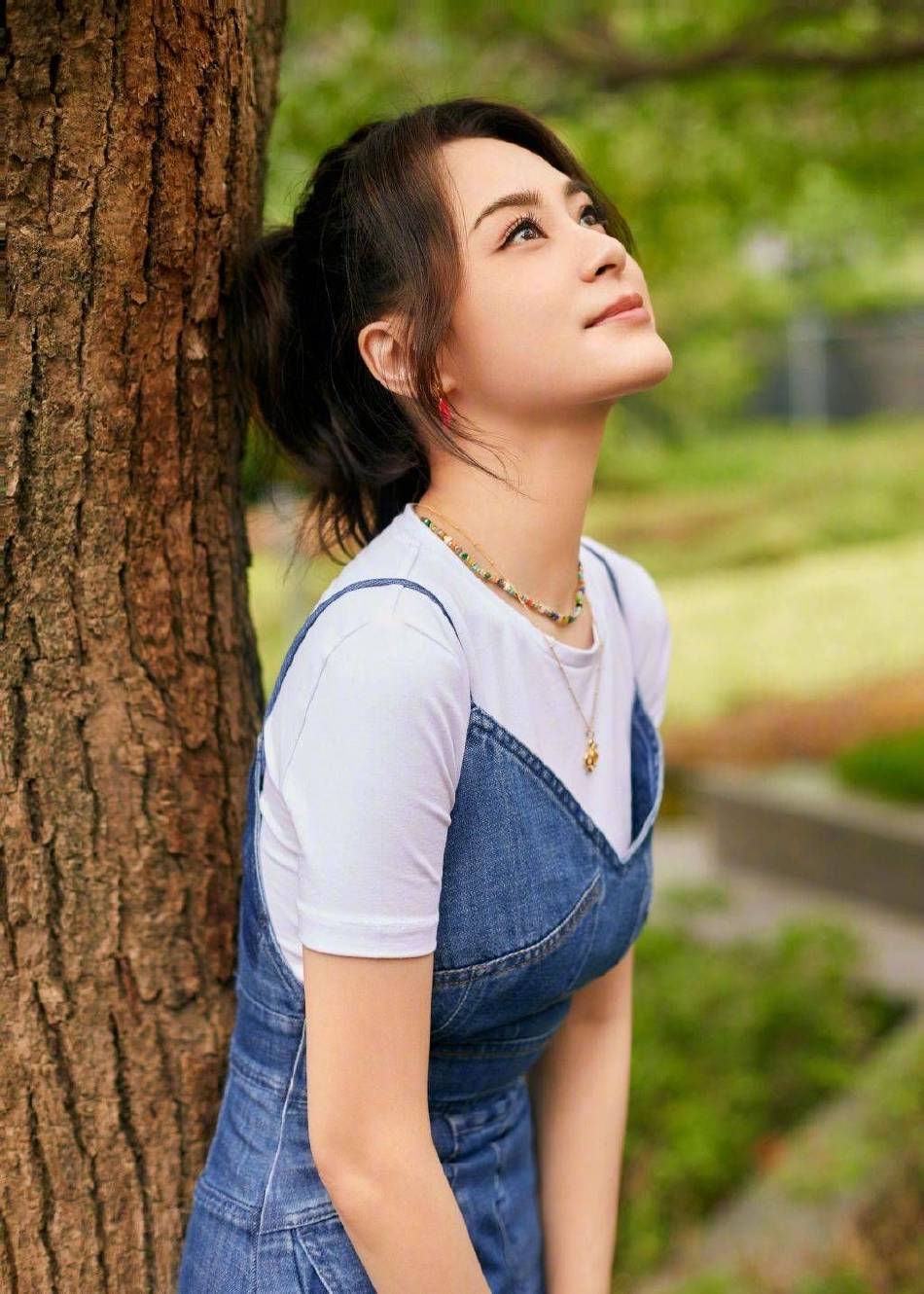 Twins复古姐妹花靓丽写真！两大美女魅力不可小觑