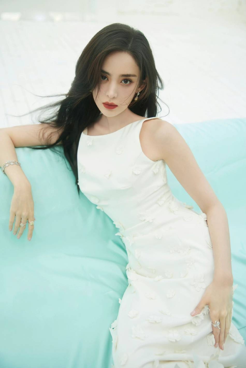 古力娜扎穿白色缀花曳尾裙超妩媚！曼妙身材美得让人窒息