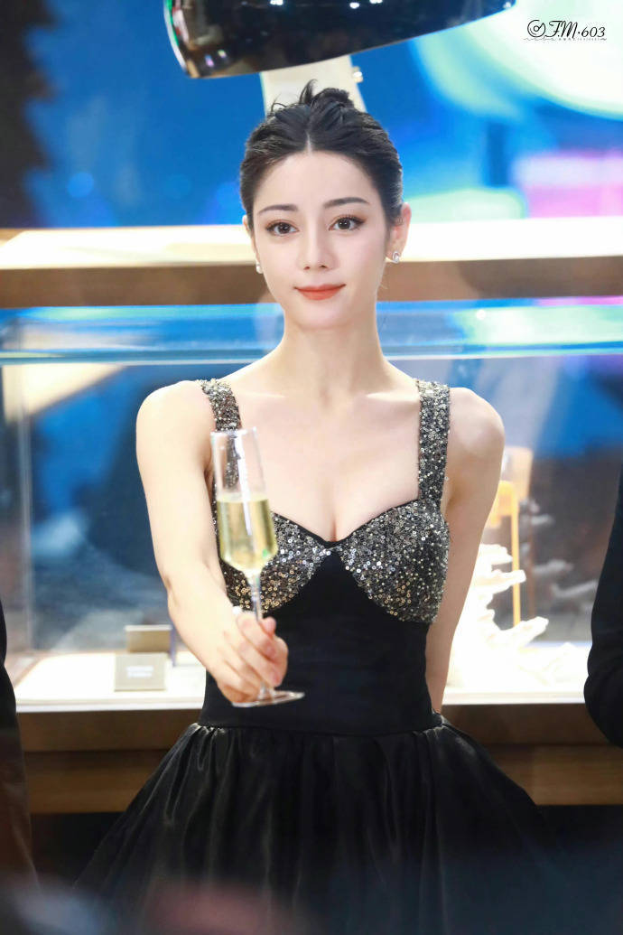 迪丽热巴穿黑色蛋糕裙大秀事业线！异域美女性感撩人 时尚 第1张