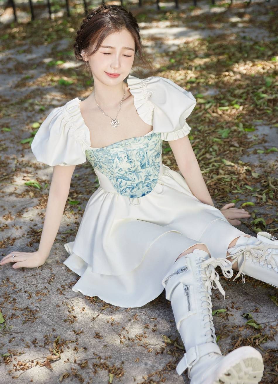 虞书欣公主裙编发造型超靓丽!表情可爱美得让人心动
