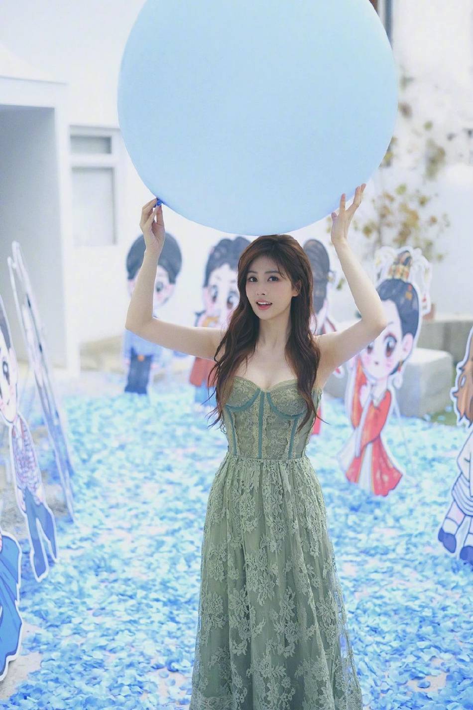 白鹿身穿翠绿色抹胸长裙大秀事业线！长发飘逸甜美可人