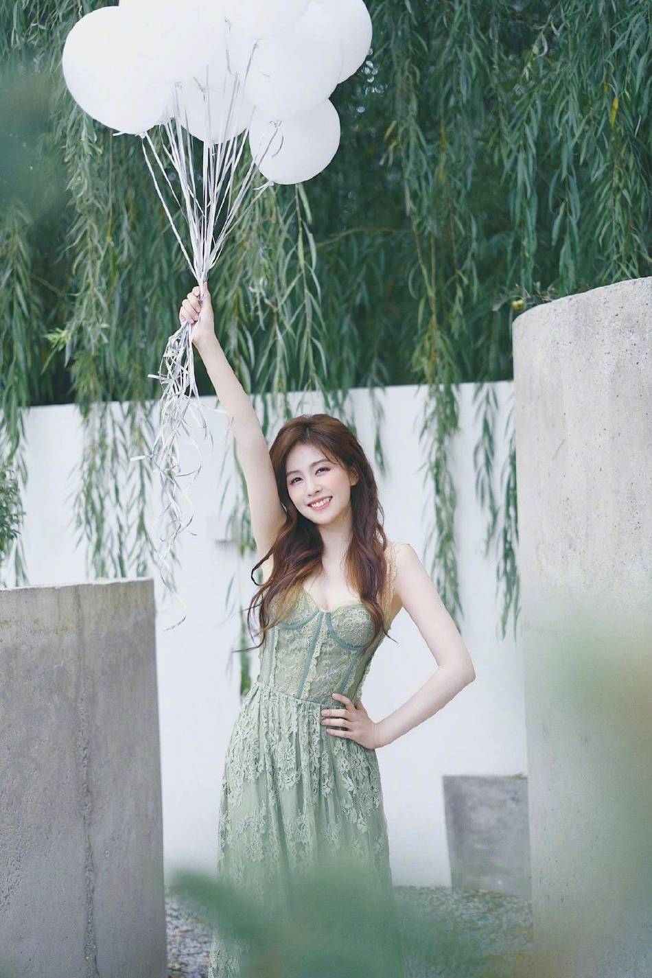 白鹿身穿翠绿色抹胸长裙大秀事业线！长发飘逸甜美可人