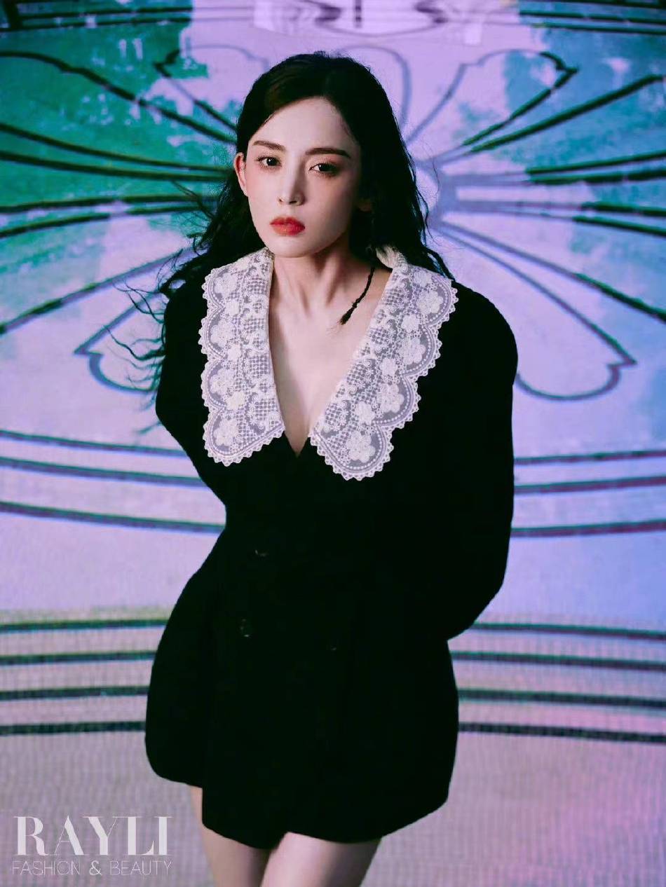 古力娜扎微醺感眷恋妆容写真超冷艳！坐粉色地毯上性感撩人