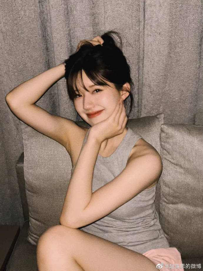 赵露思穿清凉背心秀纤细手臂大美腿!氧气感满满美的让人心动