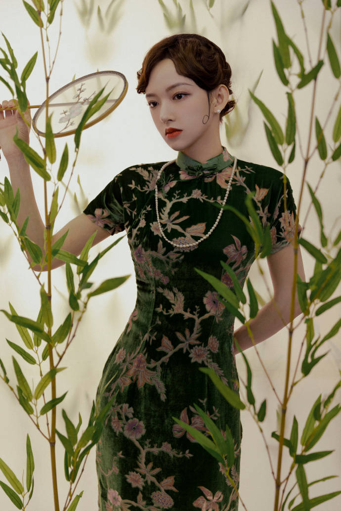 程潇旗袍写真尽显古典韵味!曼妙身材美得令人窒息