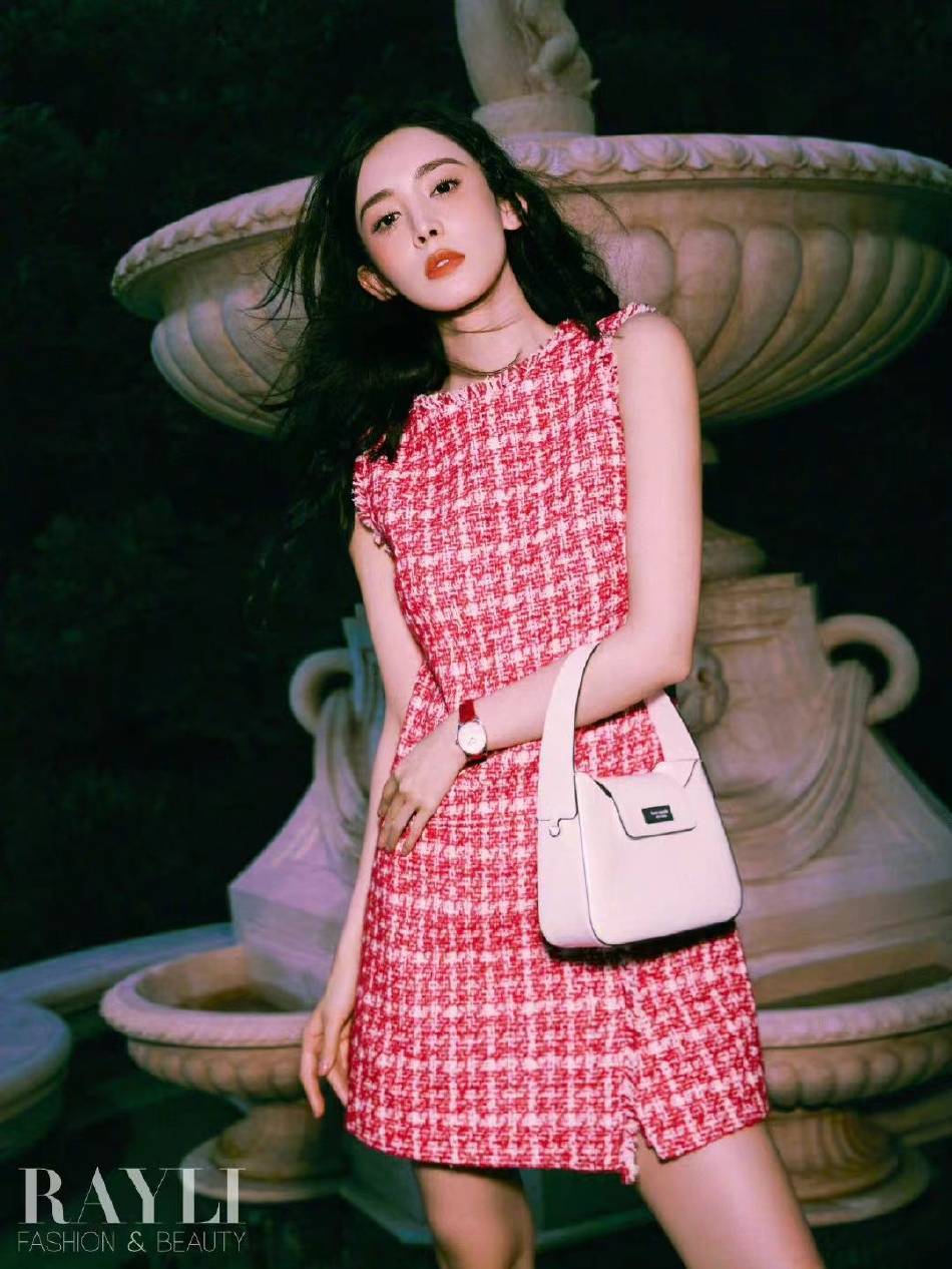 古力娜扎微醺感眷恋妆容写真超冷艳！坐粉色地毯上性感撩人