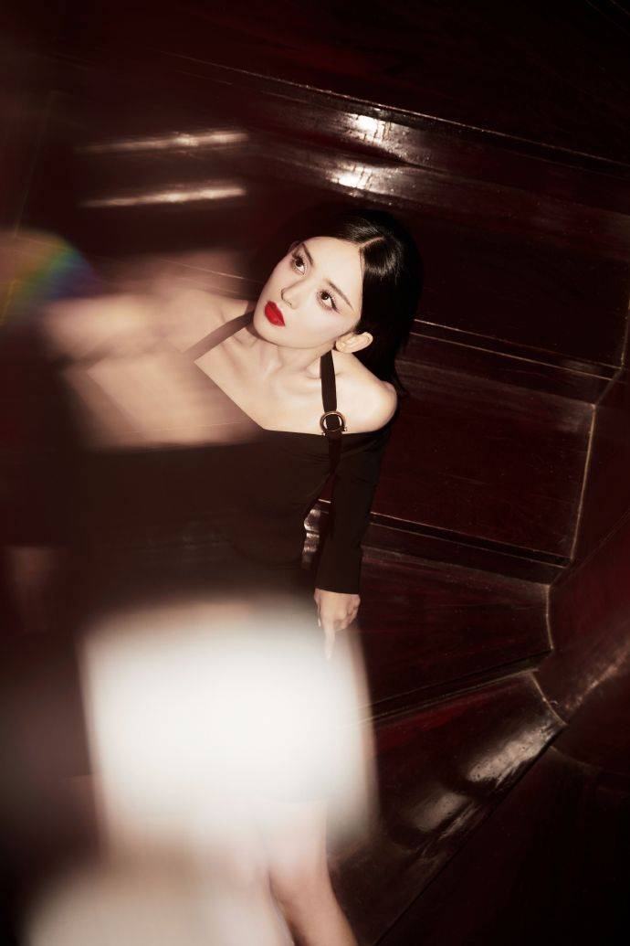 古力娜扎穿抹胸裙秀事业线！大长腿性感又迷人