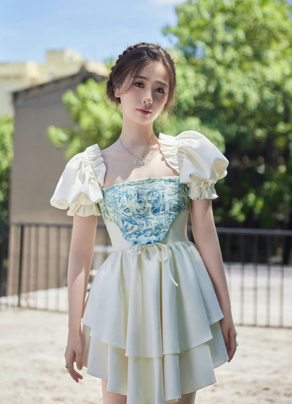 虞书欣公主裙编发造型超靓丽!表情可爱美得让人心动