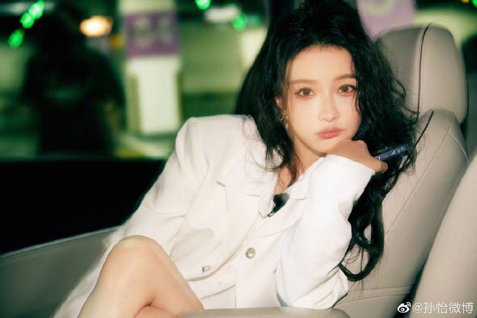 孙怡身穿白色西装大秀美腿！满满的朦胧复古质感女人味十足 时尚 第3张