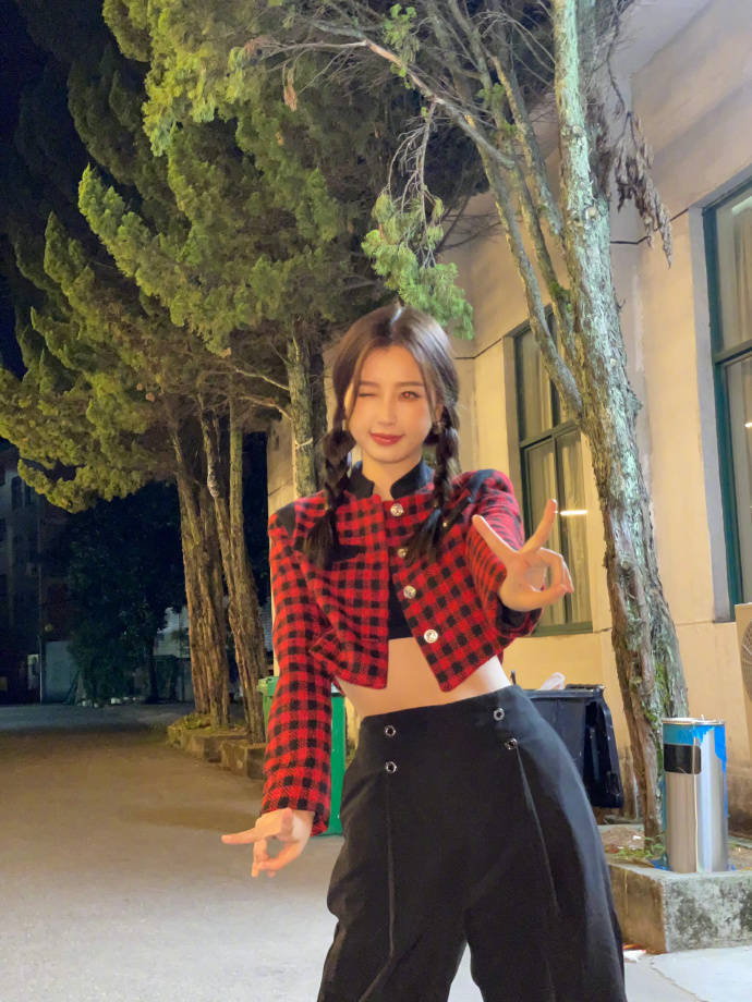 虞书欣穿短款露腰上衣大秀纤腰!肤白貌美性感撩人