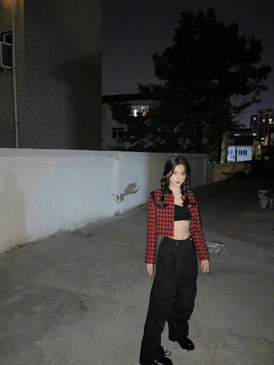 虞书欣穿短款露腰上衣大秀纤腰!肤白貌美性感撩人