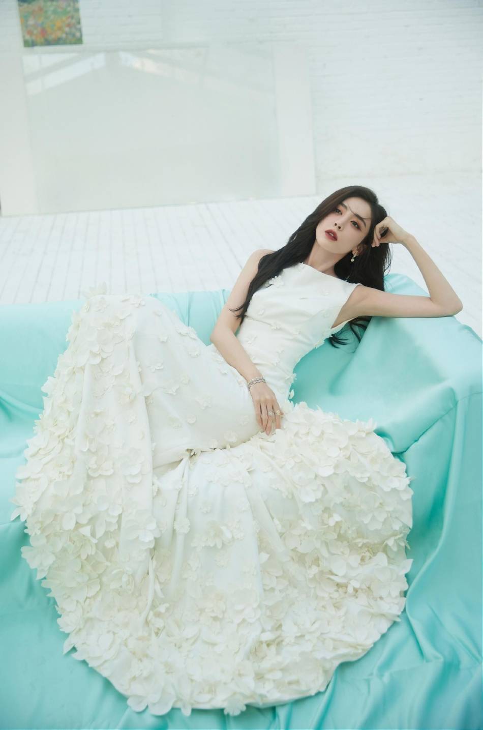 古力娜扎穿白色缀花曳尾裙超妩媚！曼妙身材美得让人窒息