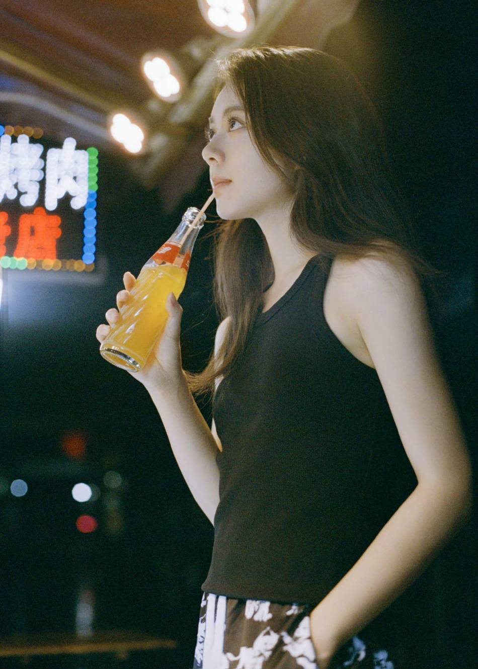 赵今麦黑色无袖背心大秀香肩!20岁生日氛围感写真魅力十足