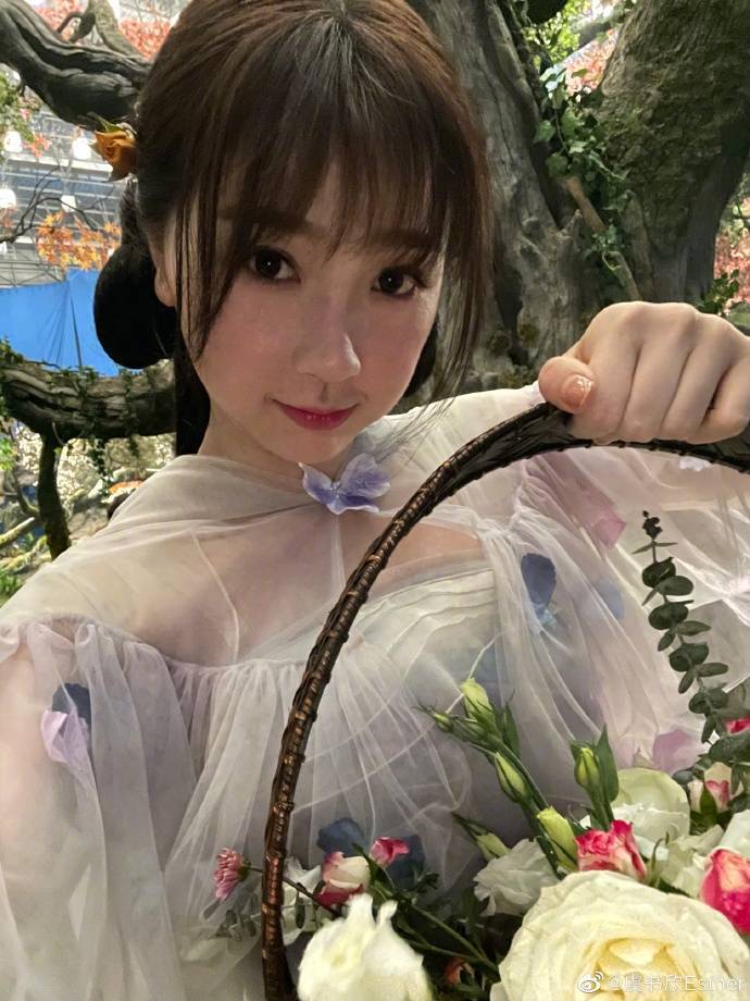 虞书欣发《苍兰诀》卖萌美图!娇憨可人美呆了