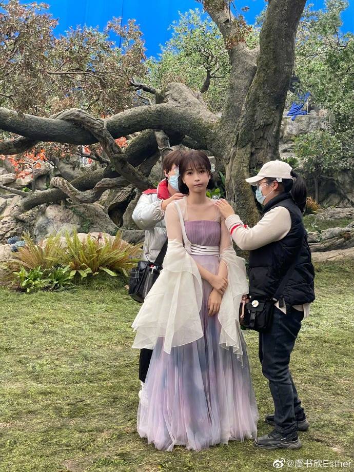 虞书欣发《苍兰诀》卖萌美图!娇憨可人美呆了