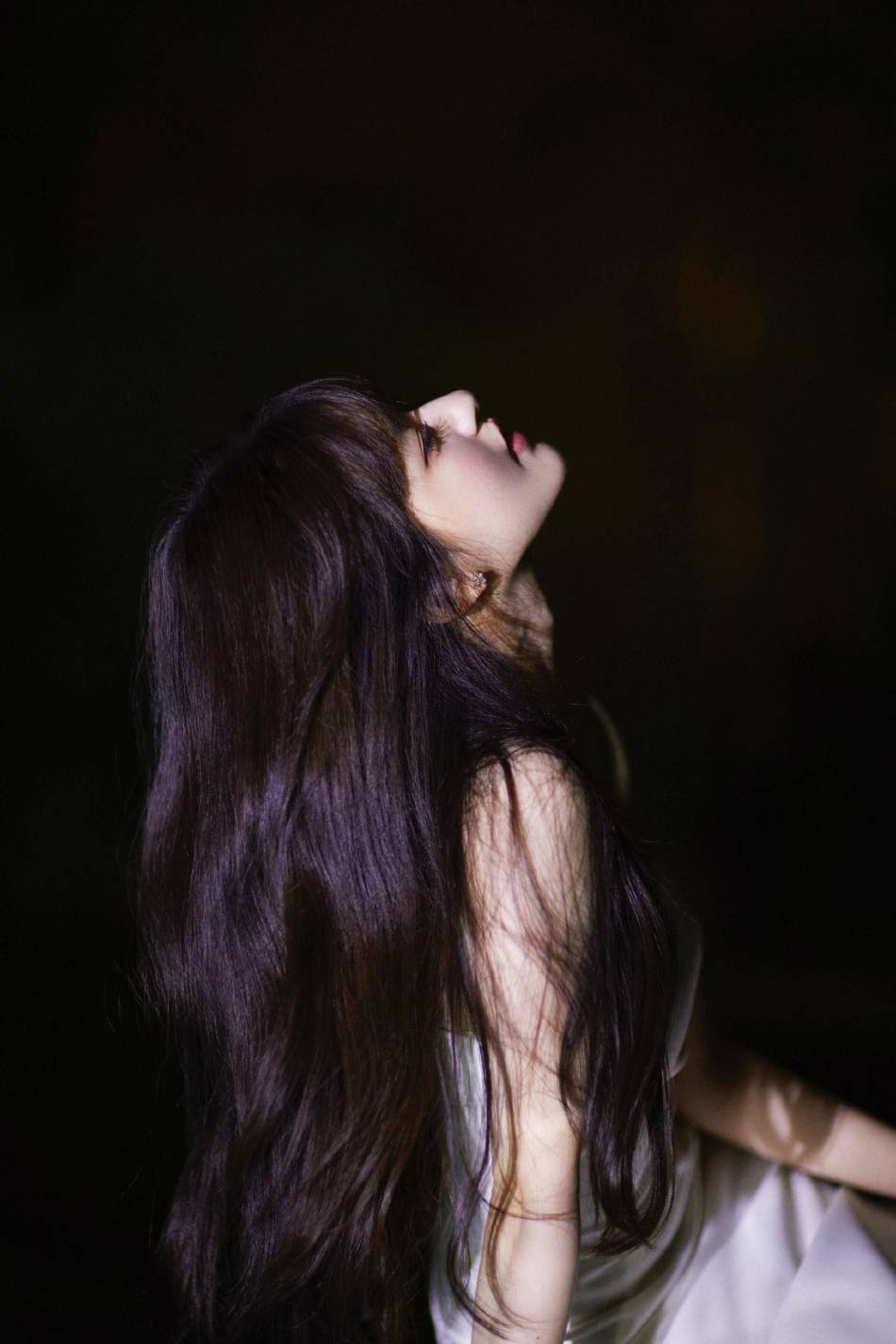 赵露思穿吊带白裙露香肩大美腿!灵气可爱娇艳动人