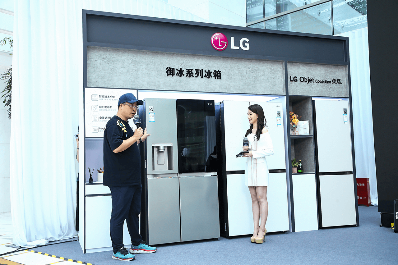 https://www.jiepai.net/wp-content/uploads/2022/09/8a22ebadf622b85ad95eeeb73186c4d3.png 自由随形 升降随心 | LG世界首款高端玺印系列卷轴电视R1问世!