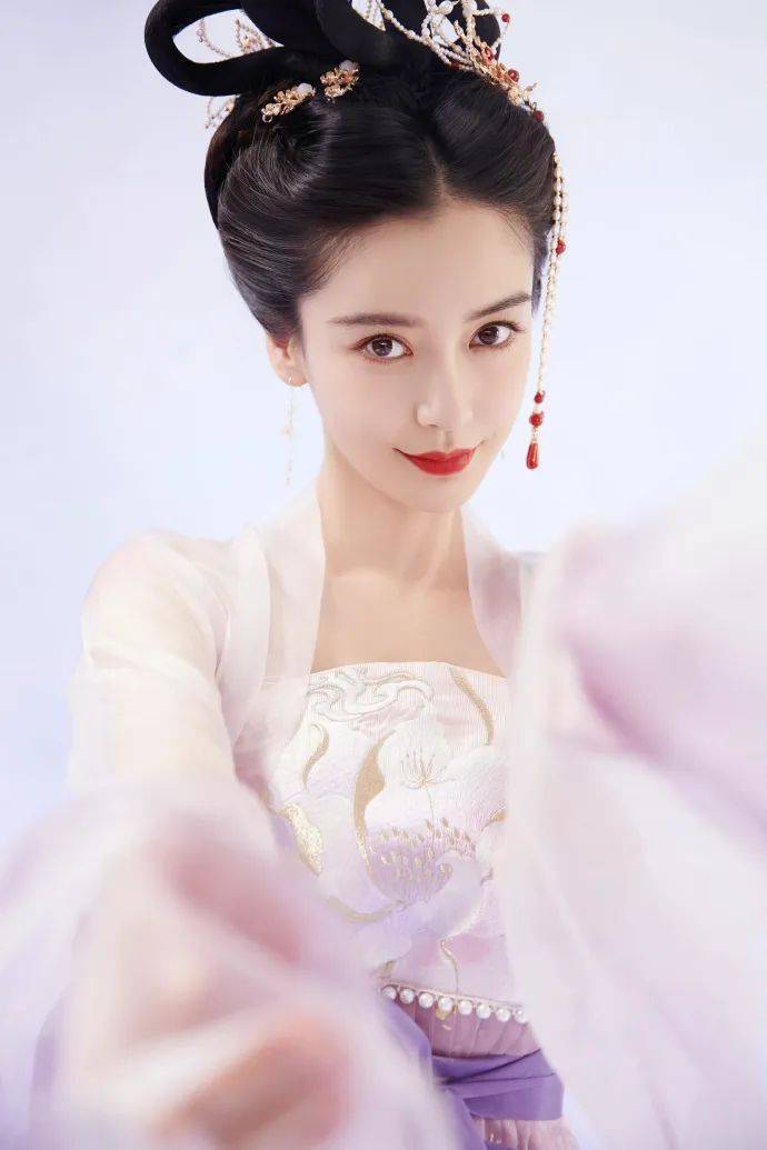 杨颖身穿纱裙飘逸变身嫦娥！恍如天仙美得让人窒息 时尚 第1张