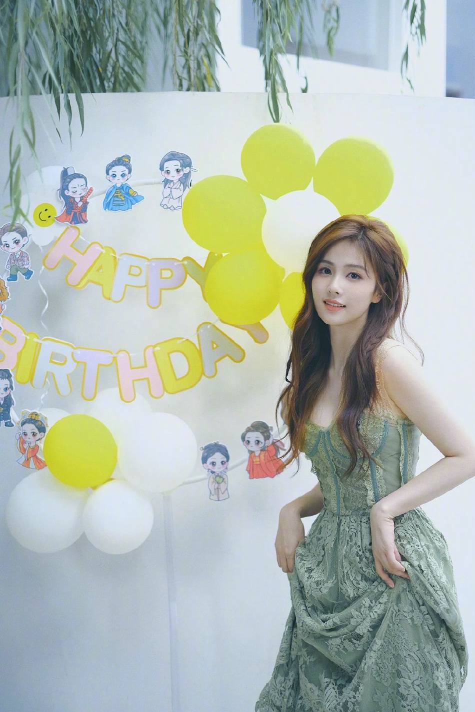 白鹿身穿翠绿色抹胸长裙大秀事业线！长发飘逸甜美可人