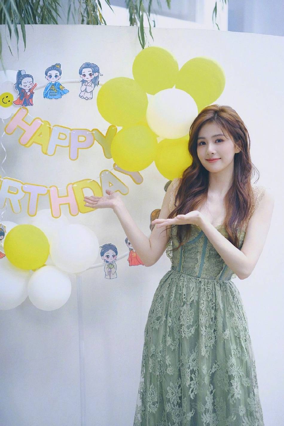 白鹿身穿翠绿色抹胸长裙大秀事业线！长发飘逸甜美可人