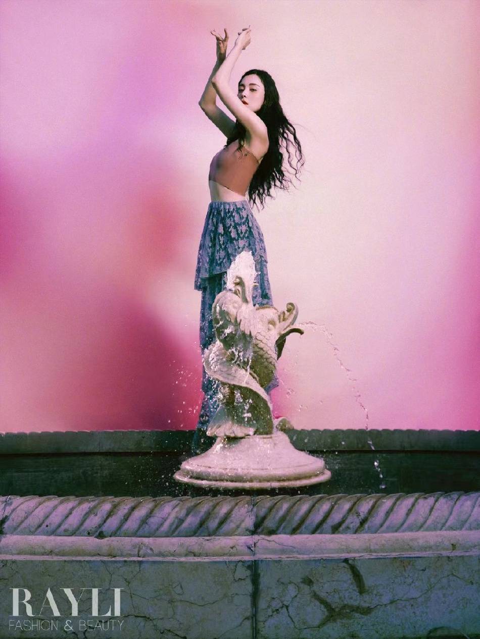 古力娜扎微醺感眷恋妆容写真超冷艳！坐粉色地毯上性感撩人