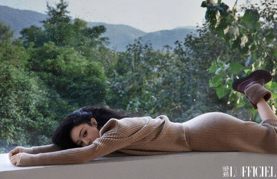 赵丽颖穿浅色针织衫搭超靓！肤白貌美大长腿太惊艳