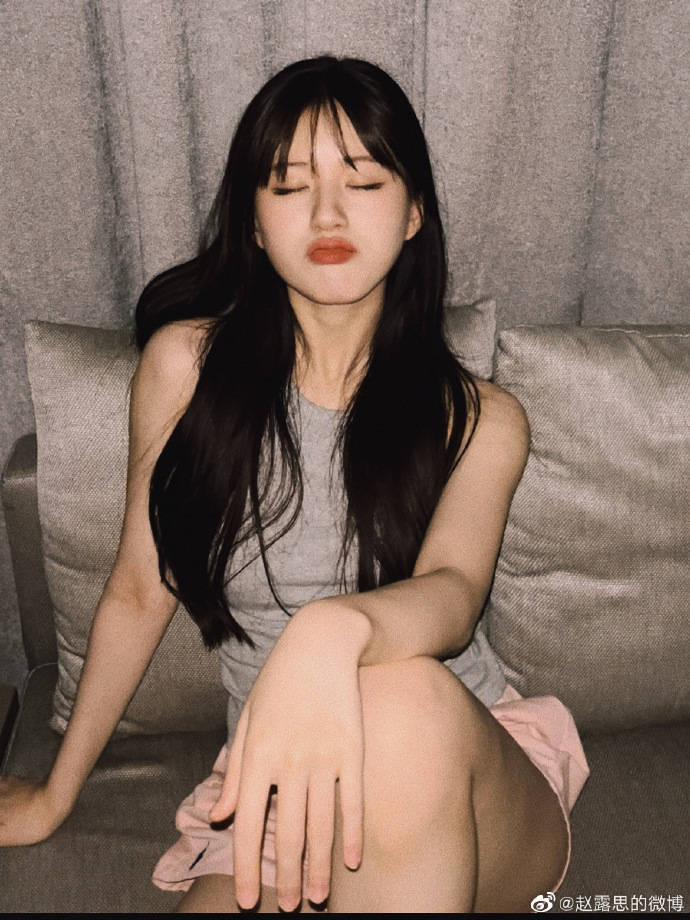 赵露思穿清凉背心秀纤细手臂大美腿!氧气感满满美的让人心动