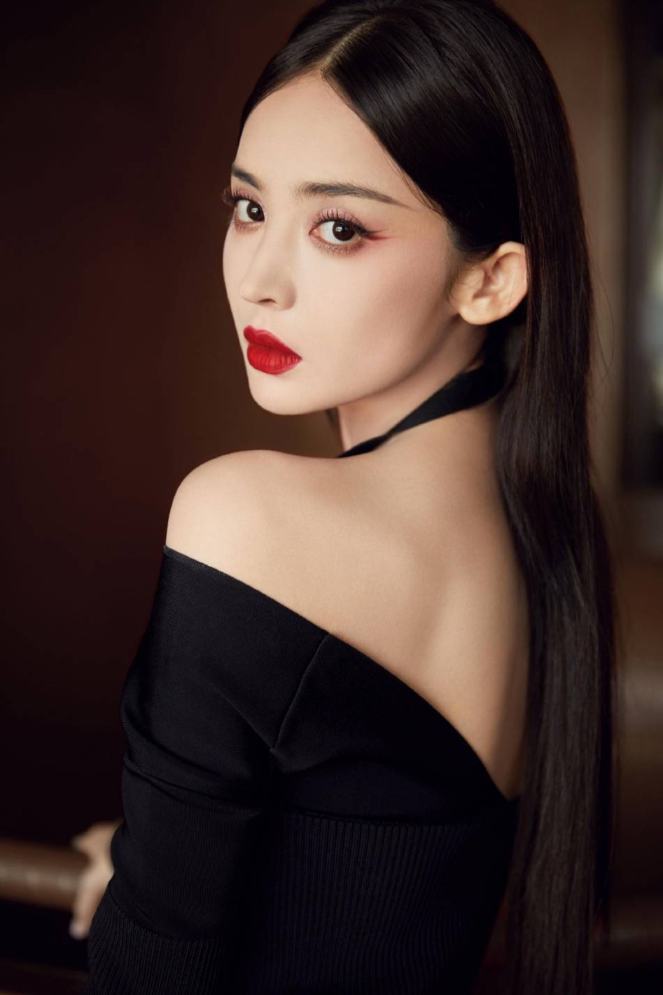 古力娜扎穿抹胸裙秀事业线！大长腿性感又迷人