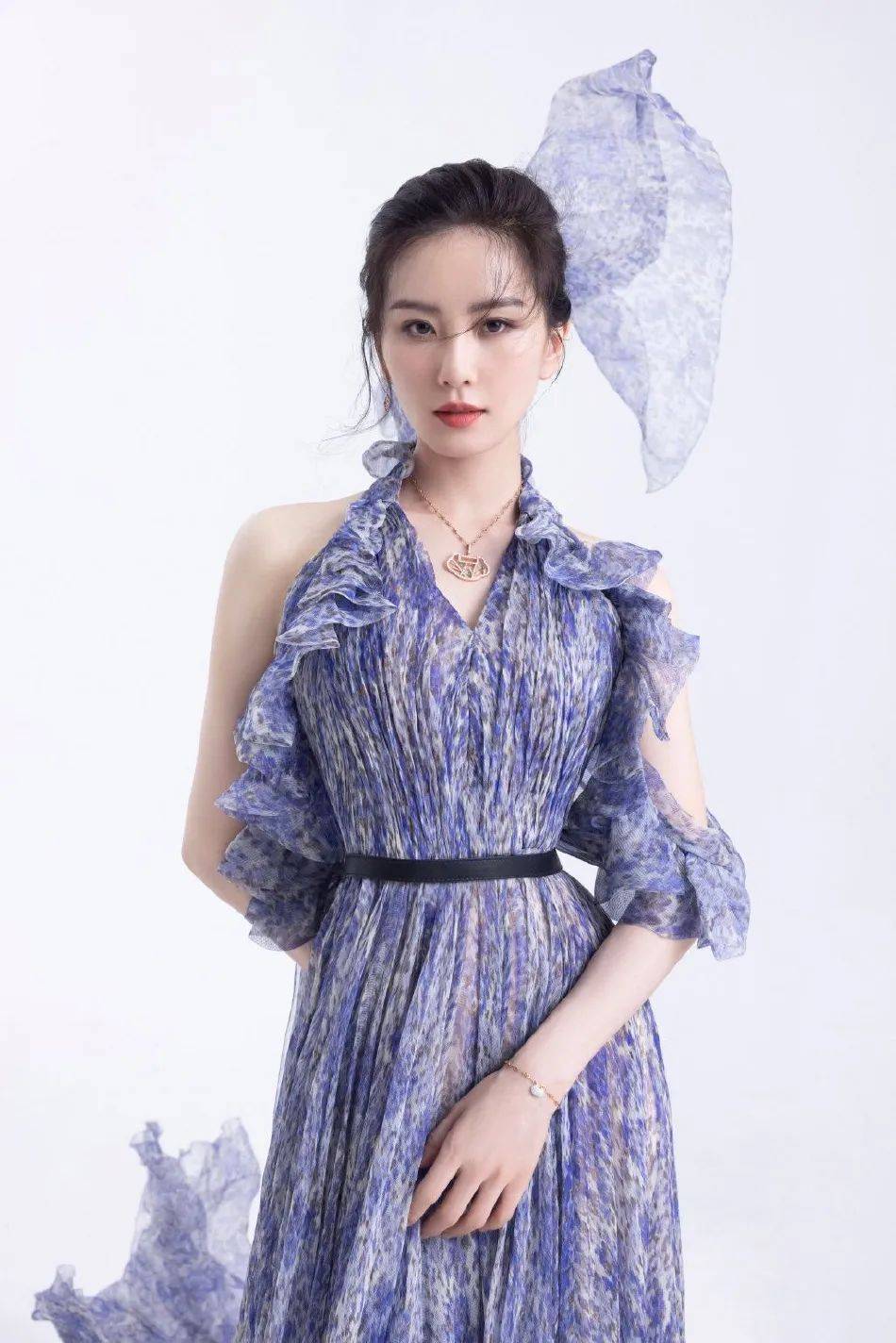 刘诗诗身穿紫色碎花纱裙大秀美背！雪肤玉貌性感撩人