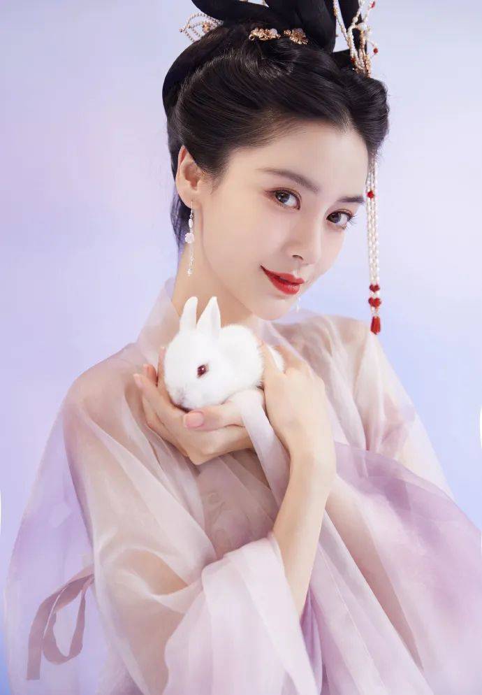 杨颖身穿纱裙飘逸变身嫦娥！恍如天仙美得让人窒息 时尚 第2张