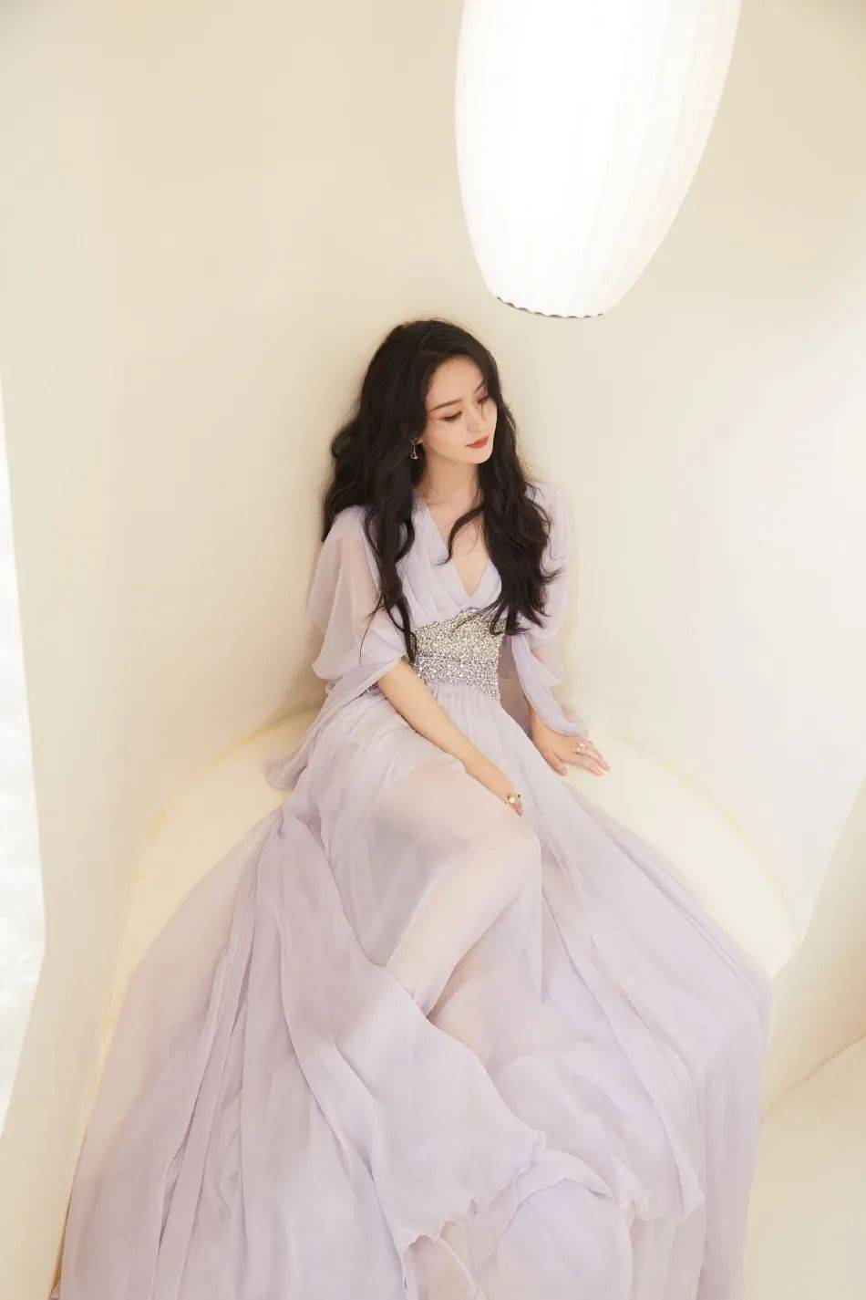 赵丽颖穿薄纱长裙优雅靓丽！单手撩起美得让人窒息