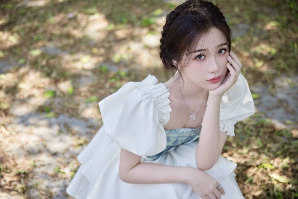 虞书欣公主裙编发造型超靓丽!表情可爱美得让人心动