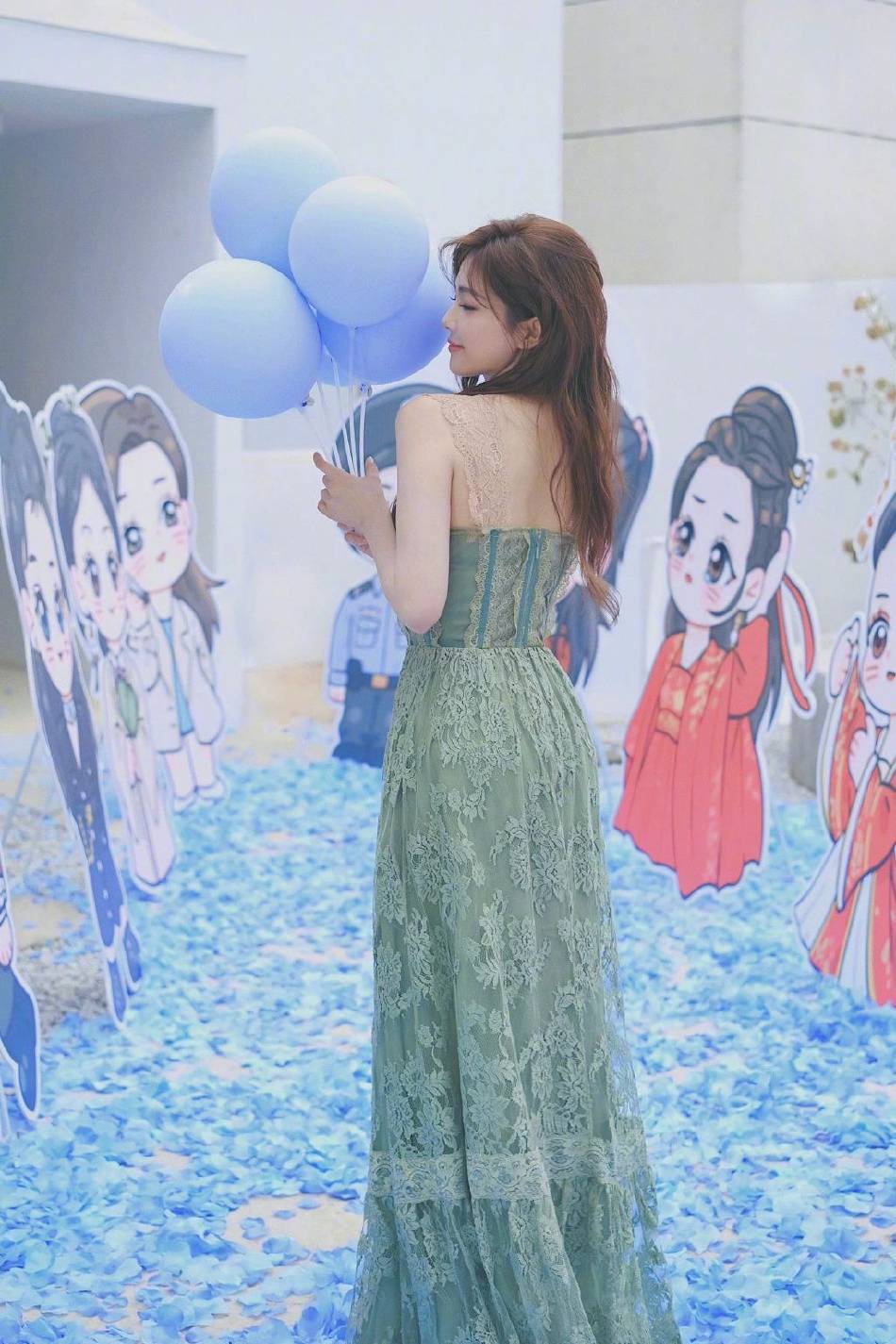 白鹿身穿翠绿色抹胸长裙大秀事业线！长发飘逸甜美可人