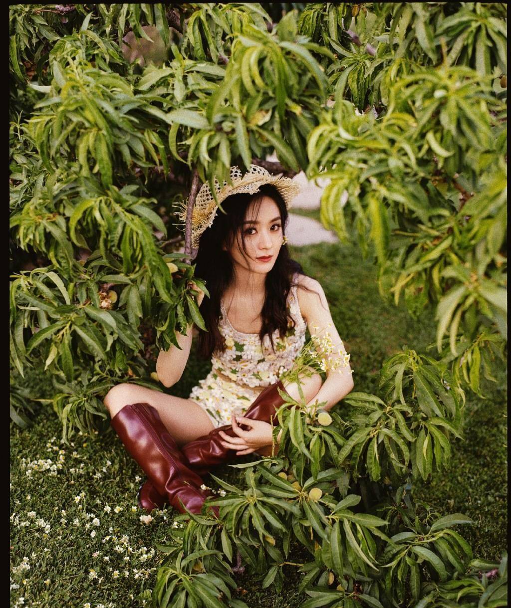 连换3套背心裙的赵丽颖，谁能相信她有32岁了？ 时尚 第3张