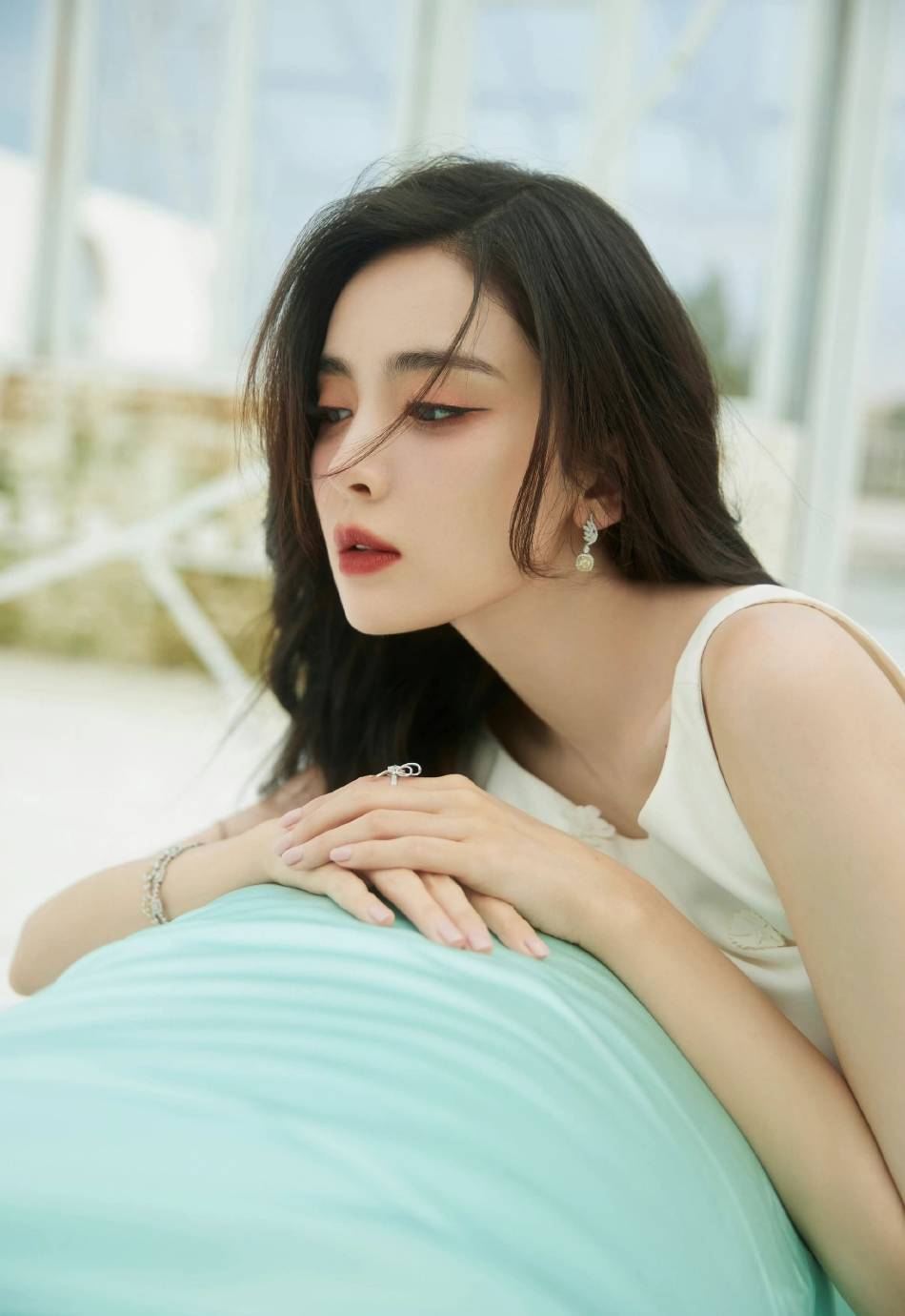 古力娜扎穿白色缀花曳尾裙超妩媚！曼妙身材美得让人窒息