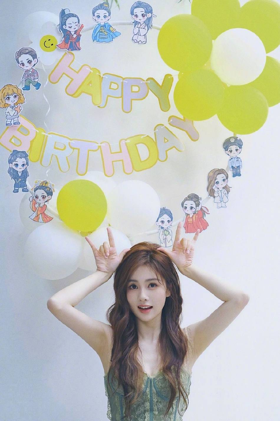 白鹿身穿翠绿色抹胸长裙大秀事业线！长发飘逸甜美可人