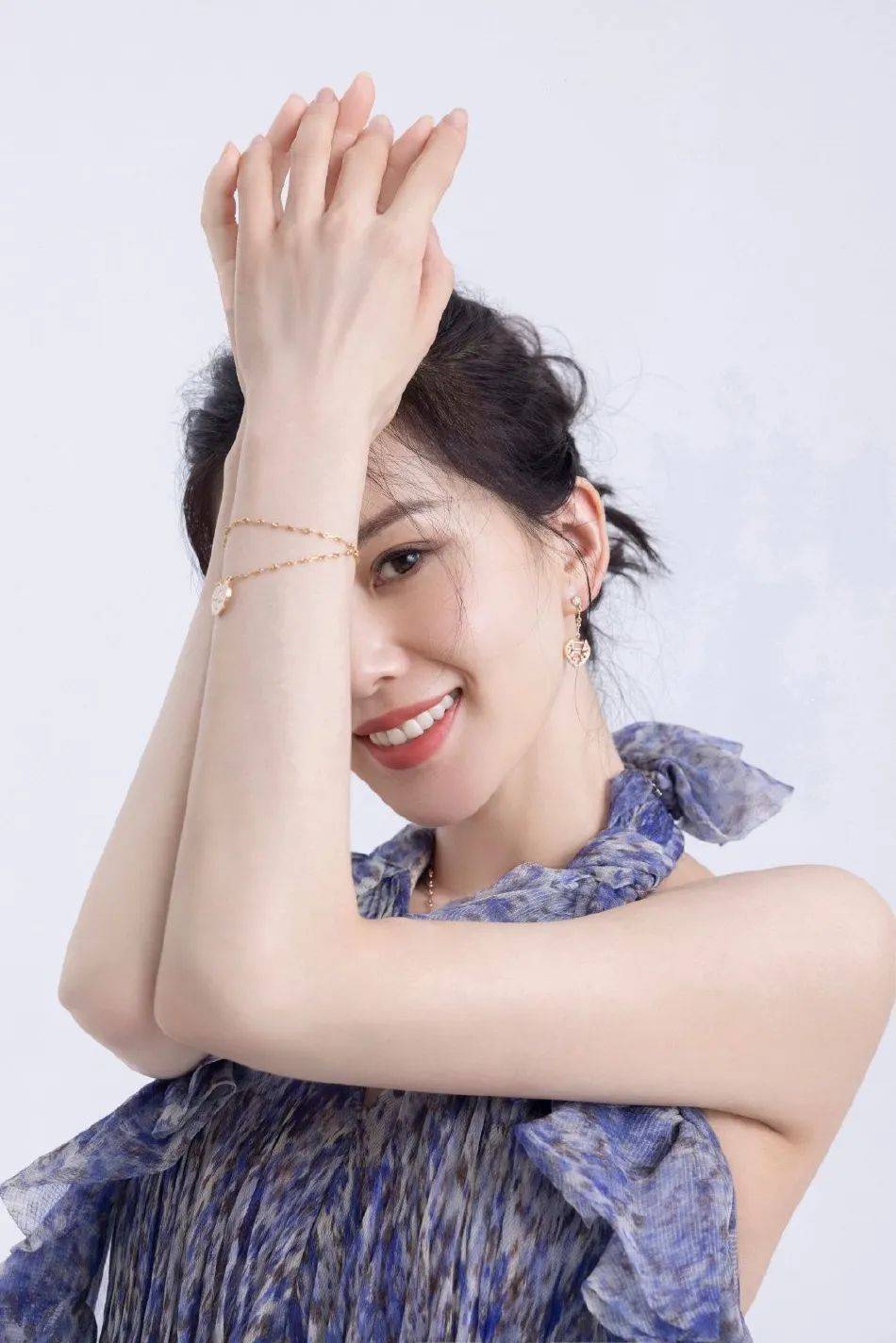 刘诗诗身穿紫色碎花纱裙大秀美背！雪肤玉貌性感撩人