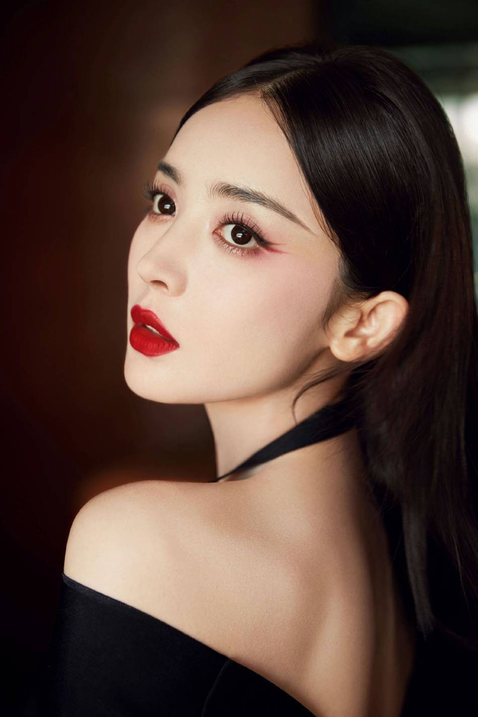 古力娜扎穿抹胸裙秀事业线！大长腿性感又迷人