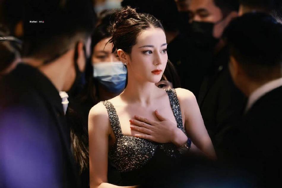 迪丽热巴穿黑色蛋糕裙大秀事业线！异域美女性感撩人 时尚 第5张