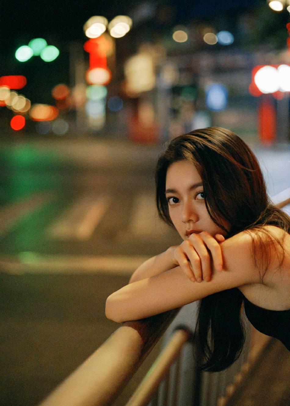 赵今麦黑色无袖背心大秀香肩!20岁生日氛围感写真魅力十足