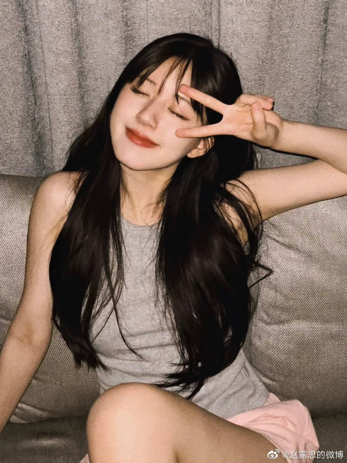 赵露思穿清凉背心秀纤细手臂大美腿!氧气感满满美的让人心动